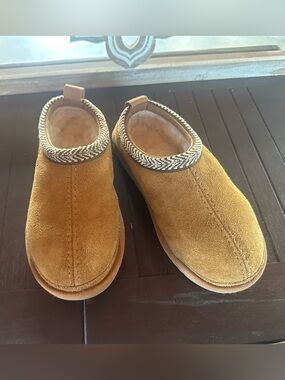 Koolaburra by UGG Burree suede kids slippers chestnut